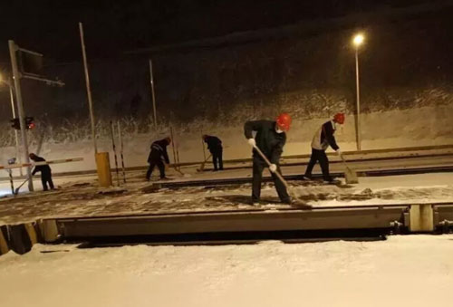 大雪之后各地除雪幫助了運(yùn)輸?shù)缆返匕跽＿\(yùn)行